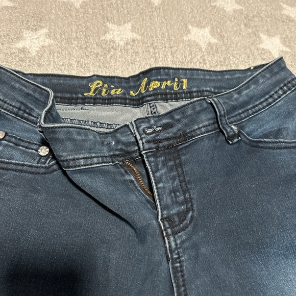 Does not have a button but can easily sew one in ! - Picture 5 of 6